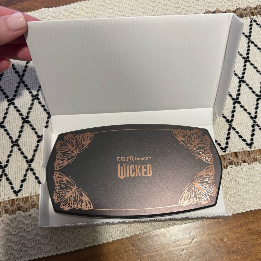 New rem beauty Wicked Eyeshadow Palette - Picture 4 of 6